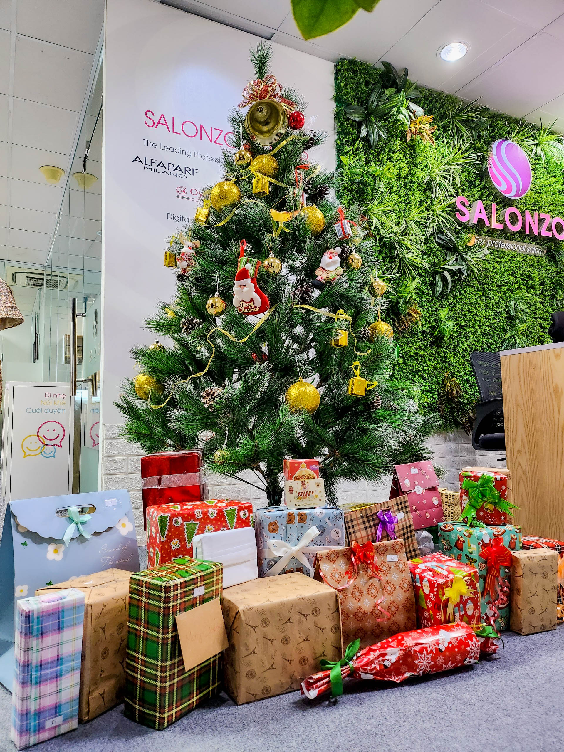 Yêu thương gắn kết trong không khí Giáng sinh tại Salonzo