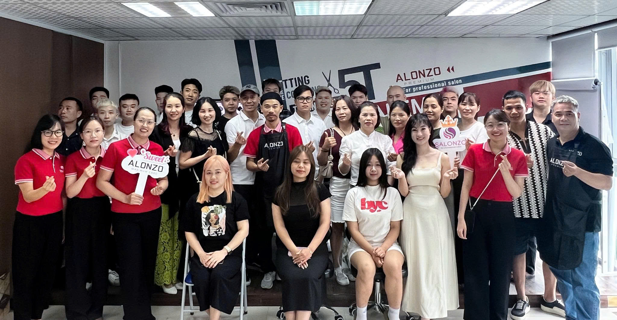 Salonzo liên tục tổ chức các chương trình Workshop nâng cao kỹ thuật cho các nhà tạo mẫu tóc Việt
